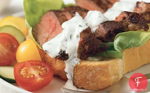 Sanduíches de bife com maionese de estragão