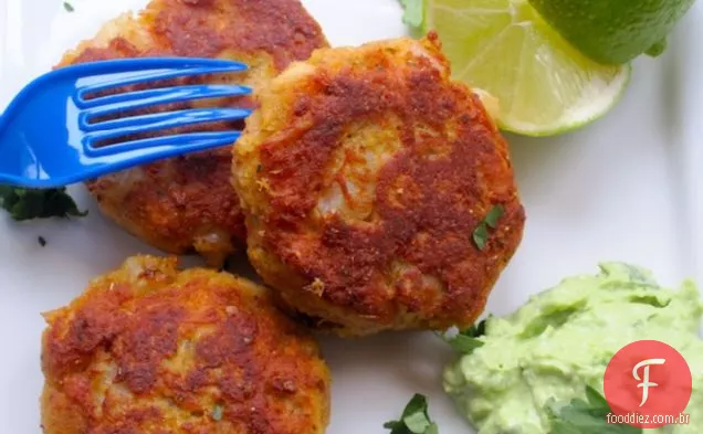 Bolos de camarão e atum com molho de abacate