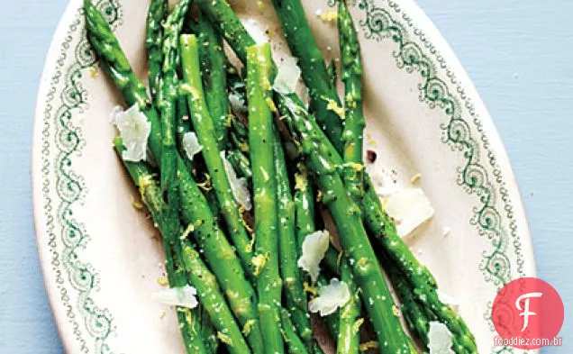 Espargos com limão e Pecorino