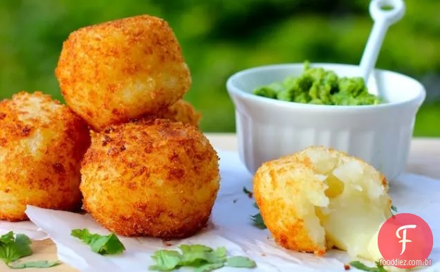 Bolitas de Yuca Y Queso (bolas de Yuca recheadas com queijo)