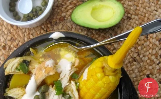 Ajiaco Colombiano (sopa Colombiana de frango e batata)