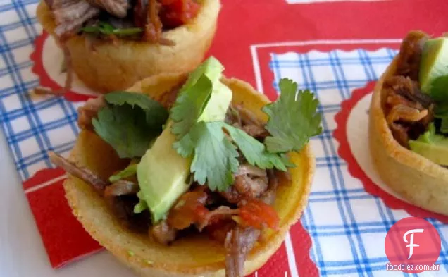 Arepa morde com carne picada e abacate