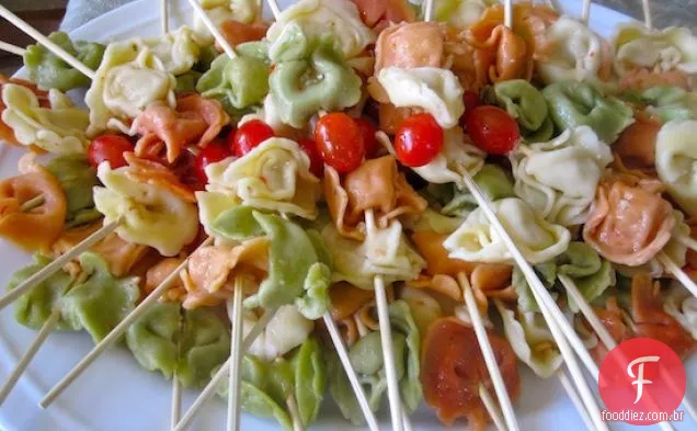 Tortellini e espetos de tomate