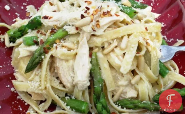Fettuccine com frango e aspargos