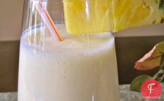 Bebida de coco e abacaxi para crianças