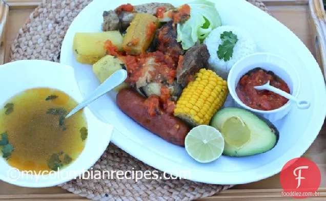 Puchero Santafereño (guisado Colombiano de carne bovina, frango e porco)