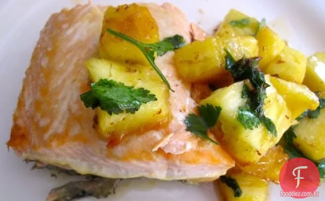 Salmão assado com Salsa de abacaxi