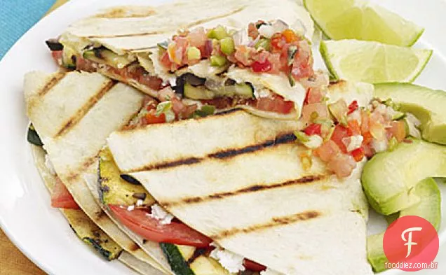 Quesadillas de abobrinha grelhada, tomate e queijo de cabra