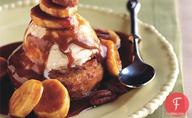 Donuts Quentes À La Mode com Bananas e molho de caramelo temperado