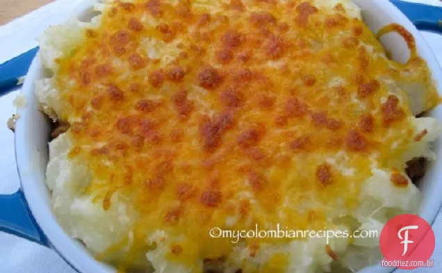 Pastel de Yuca con Carne (caçarola de mandioca e carne)