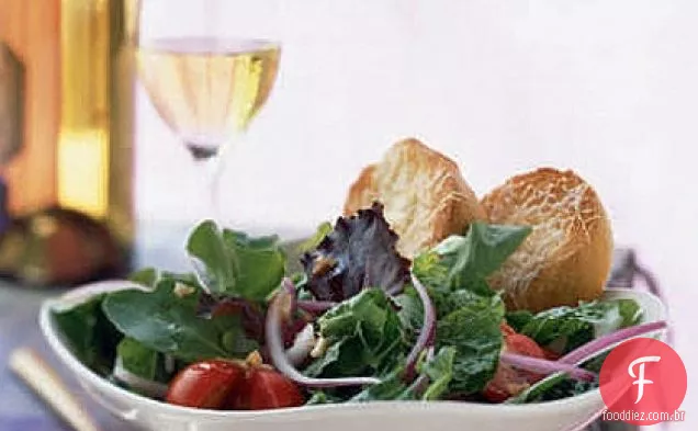 Salada Mesclun e Romaine com torradas de parmesão quentes