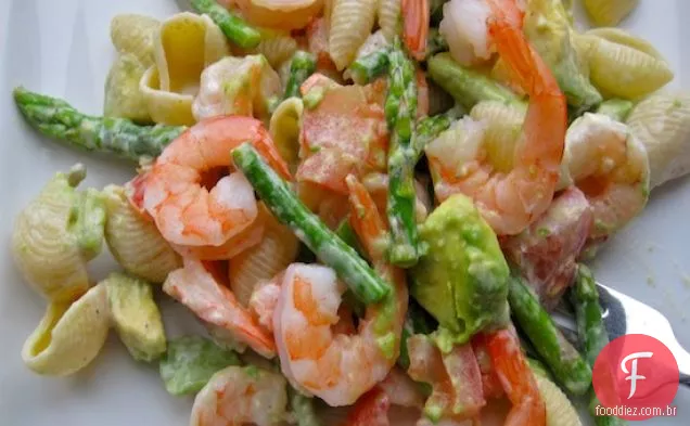 Salada de macarrão com camarão, abacate e aspargos