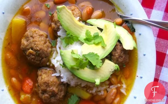 Ensopado de canário com almôndegas (Frijoles Canarios con Albondigas)