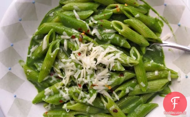 Macarrão com molho cremoso de espinafre
