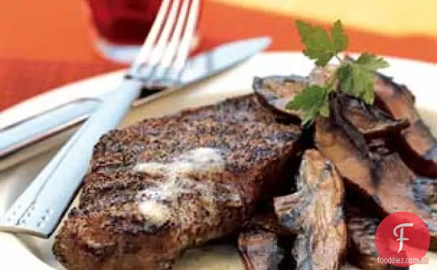 Bifes com crosta de pimenta com Portobellos envidraçados em Worcestershire