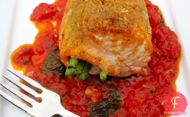 Espargos salmão Roll-Ups com molho de tomate