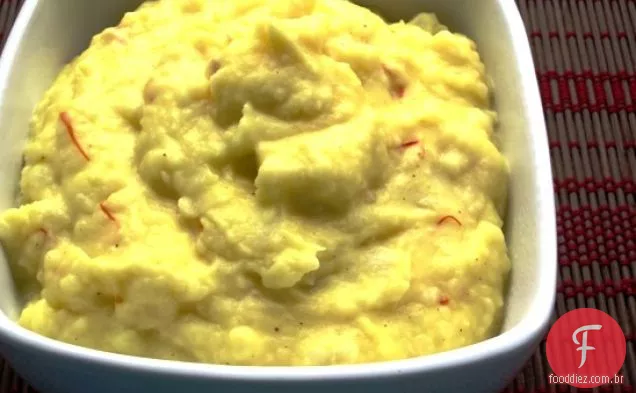 Purê de batatas com açafrão e alho