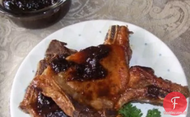 Costeletas de porco com molho de ameixa (Chuletas de Cerdo con Salsa de Ciruelas)