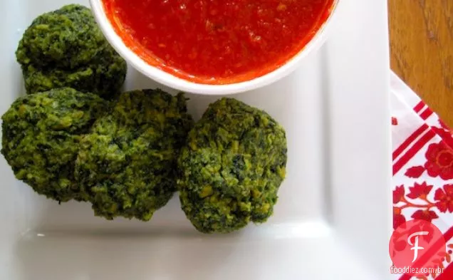 Bolas de espinafre com molho de tomate