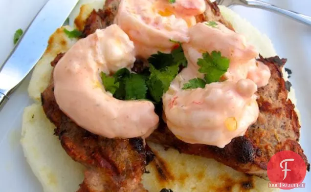 Arepa con Cerdo y Camarones (Arepa com carne de porco e camarão)
