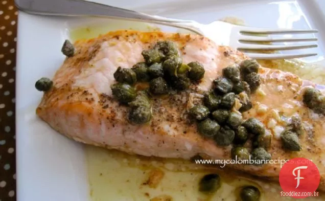 Salmón con Salsa de Alcaparras (salmão com molho alcaparras)