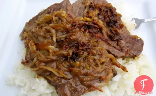 Bistec Encebollado (Colombiano-bife com molho de cebola)