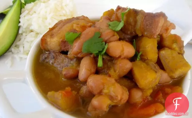 Frijoles con Chicharron o Garra (ensopado de feijão com barriga de porco)
