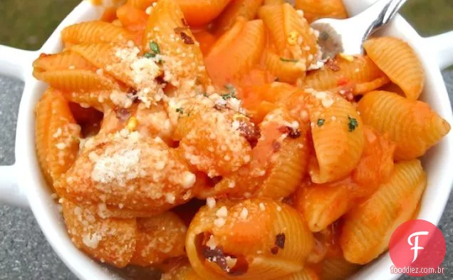 Macarrão com pimenta assada cremosa e molho de tomate
