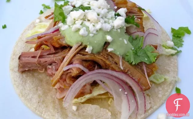Tacos de porco desfiados com Jalapeño-molho de coentro