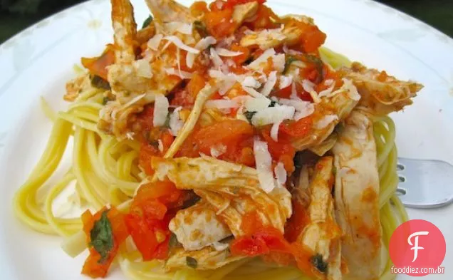 Spaghetti con Pollo y Salsa Criolla (espaguete colombiano com frango)