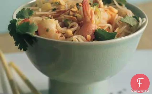 Salada de macarrão com camarão e molho Chileno