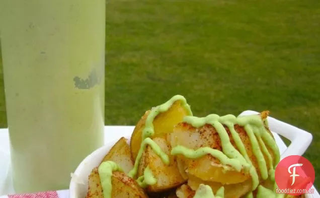 Papas con Salsa de Aguacate (batatas com molho de abacate)