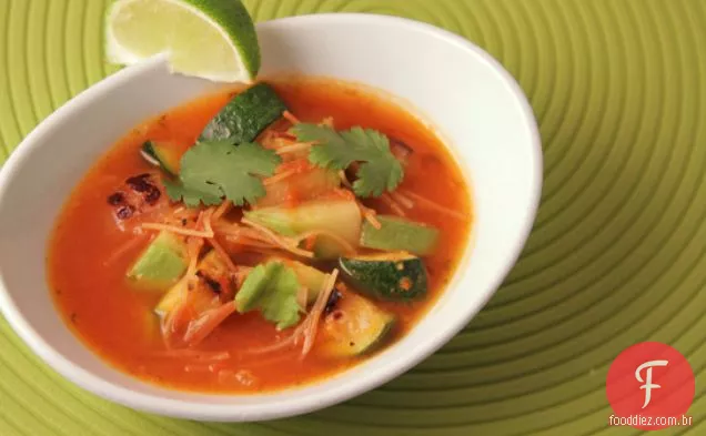 Sopa assada de tomate e vegetais com massa dourada
