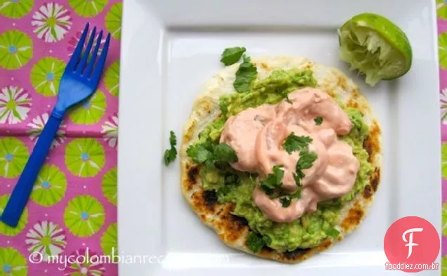 Arepa con Guacamole y Camarones (Arepa com guacamole e camarão)