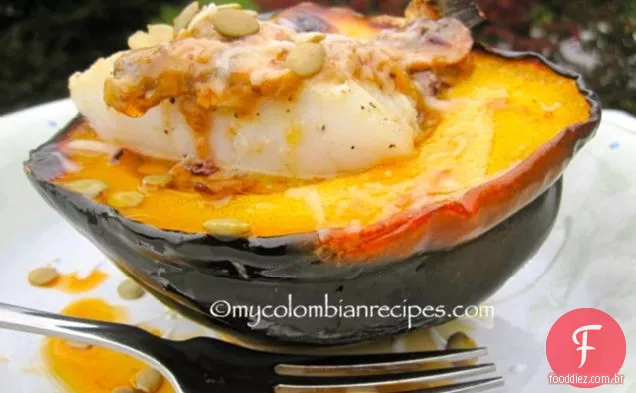 Filé de bacalhau picante com molho de abóbora de coco sobre abóbora assada
