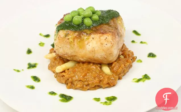 Alabote Pan-queimado com risoto de aspargos brancos e purê de ervilha