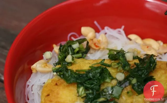Peixe Açafrão vietnamita com macarrão de arroz, endro e Cham Nuoc