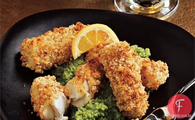 Dedos de peixe grossos com purê de ervilha e hortelã