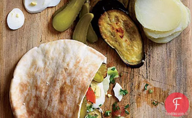 Berinjela assada Israelense, hummus e sanduíches de picles