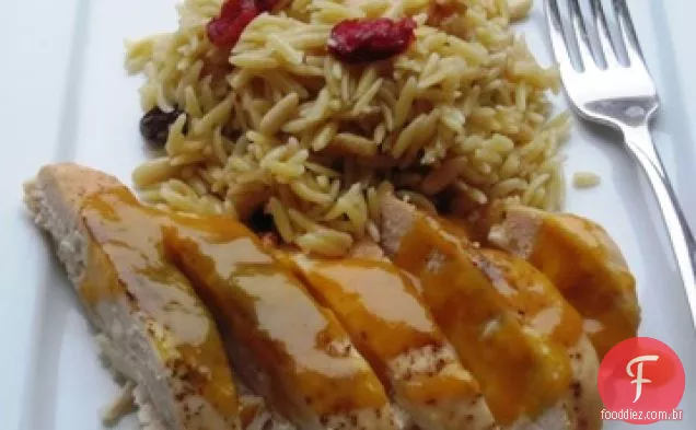 Frango com molho de Maracujá sobre frutas secas e nozes Orzo