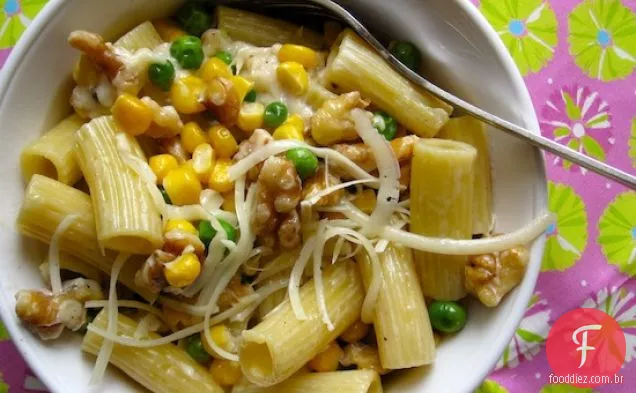 Macarrão com nozes e molho de vegetais