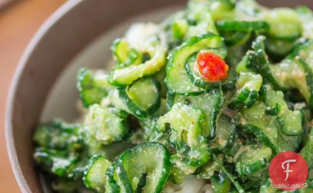 Pepino gelado com caldo de Miso de gergelim sobre arroz (hiyashijiru)