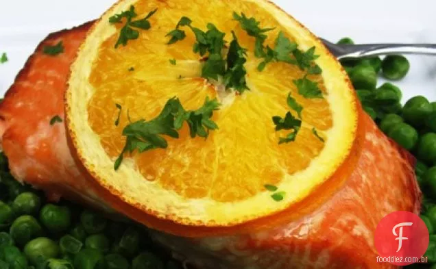 Salmão assado com laranja-mel