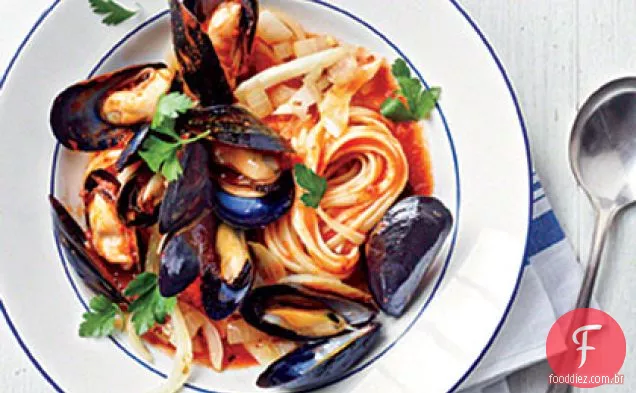 Mexilhões Fra Diavolo com Linguine