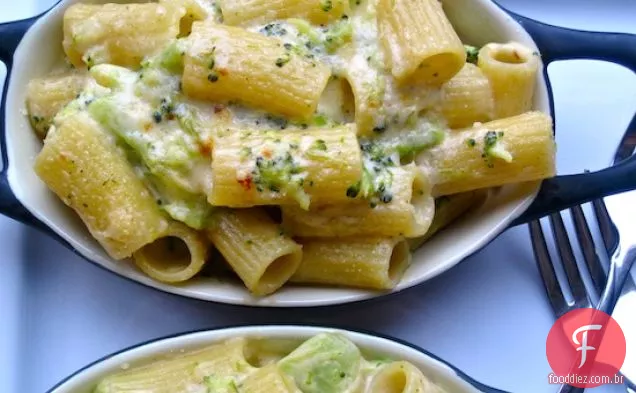 Macarrão com queijo e brócolis