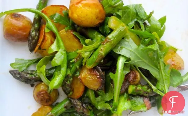 Salada de batata assada, aspargos e rúcula