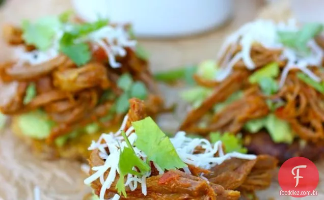 Patacones con Carne Desmechada (Banana Verde frita com carne picada)