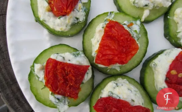 Pepino com ricota de limão e tomates secos ao sol
