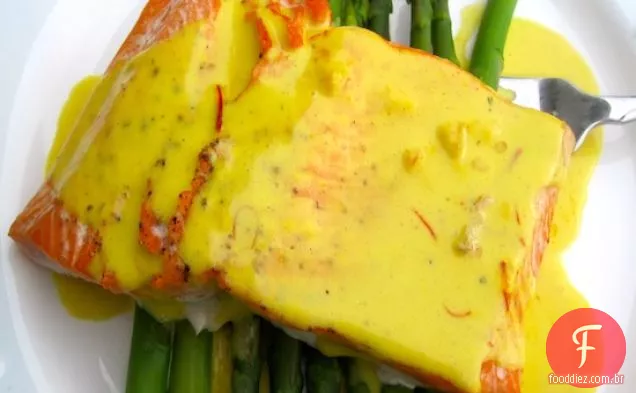 Salmão com molho de coco e açafrão