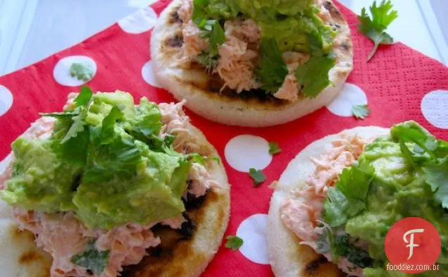 Arepas con Salmon y Aguacate (Arepas com salmão e abacate)